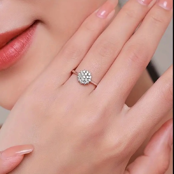 🆕 Golden flower ring 💛 - Picture 2 of 7